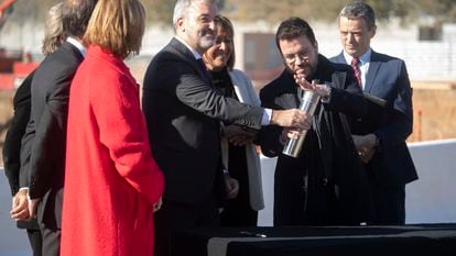 La alcaldesa de L'Hospitalet de Llobregat, Núria Marín; el alcalde de Barcelona, Jaume Collboni; y el 'president' Pere Aragonès, durante el acto de colocación de la primera piedra del la ampliación de la Fira de Barcelona en Gran Via.