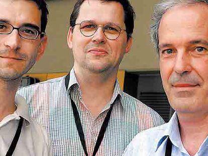 Los astrofísicos Diego Torres, Olaf Reiner y Josep María Paredes, en Barcelona.