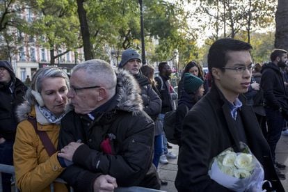 Amigos y familiares de asesinados en la sala Bataclan de París contemplan la ceremonia de homenaje en el segundo aniversario del ataque.