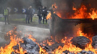 Una carretera cortada por los manifestantes en Rennes, este lunes.