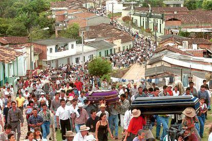 Funeral de 20 granjeros asesinados por paramilitares en 1999 en Yolombo.