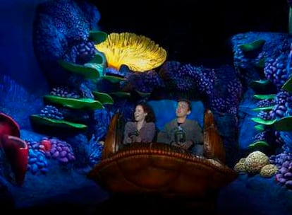 Dos entusiastas pasajeros subidos en la nueva montaña rusa de Disneyland París.