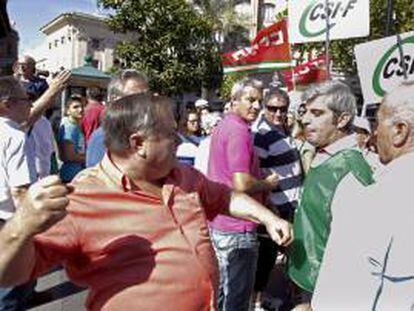 Un manifestante se enfrenta a integrantes del sindicato CSI-F, durante la manifestación de varios miles de personas hoy, 7 de octubre de 2012, en Sevilla, en contra de los Presupuestos Generales del Estado para 2013 y para exigir al Gobierno que cambie su política económica, en una jornada de movilizaciones en toda España convocada por la Cumbre Social, compuesta por casi 150 organizaciones.