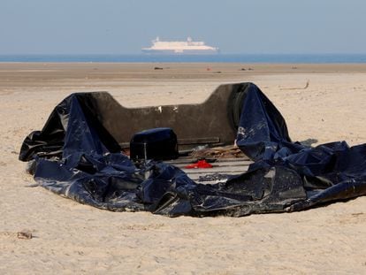 Una patera destruida en la playa de Gravelines, cerca de Calais (Francia), desde donde decenas de miles de migrantes salen para alcanzar el Reino Unido, el 14 de diciembre.