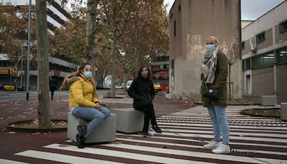 Des de l'esquerre, Jennifer Jiménez, Ana Paricio i Lourdes Punter al carrer Caracas del barri del Bon Pastor, a Barcelona.