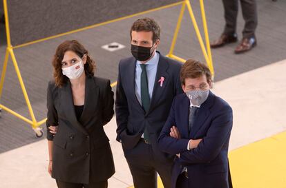Isabel Díaz Ayuso junto a Pablo Casado y José Luis Martínez-Almeida en el nuevo Campus de IE Tower el 19 de octubre de 2021, en Madrid.