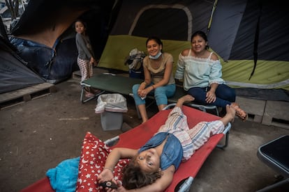 Génesis y sus compañeras en el campamento.