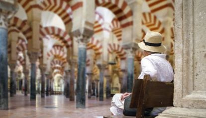 Un visitante observa la mezquita de C&oacute;rdoba