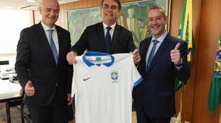 Jair Bolsonaro, acompañado del presidente de la FIFA, Gianni Infantino, y el de la Federación Brasileña de Fútbol, Rogério Caboclo, en 2019. En video, la situación del torneo actual.