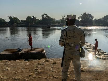Un militar vigila la orilla del río Suchiate, en la frontera entre México y Guatemala.