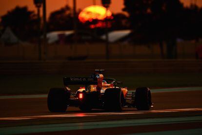 Fernando Alonso, ganador de dos títulos mundiales de fórmula 1, conduce su Renault del equipo McLaren durante la clasificación para el Gran Premio de Abu Dabi (Emiratos Árabes) el 24 de noviembre pasado. Alonso puso fin tras esta prueba a 17 años de presencia en las pistas de fórmula 1.
