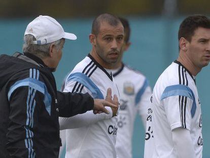 Sabella da instrucciones a Mascherano y Messi