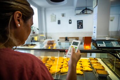 Sandra Díaz, owner of the Glassé pastry shop, in the Ríos Rosas area of ​​Madrid, regulates the thermostat of her business.