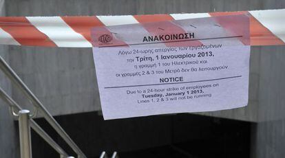 El metro de Atenas, cerrado por la huelga.