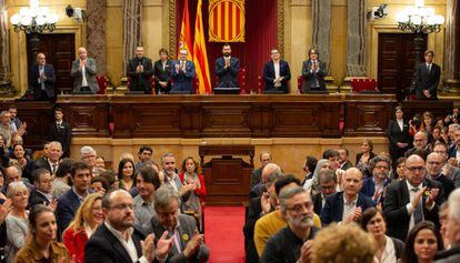 Los diputados del Parlament aplauden tras la votación que da el visto bueno a una comisión de investigación de la violencia sexual en los colegios.
 