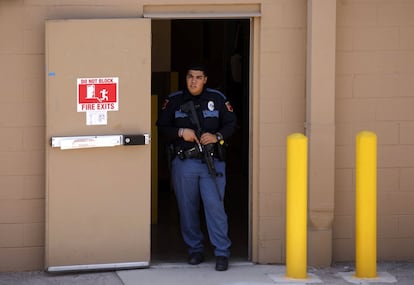 La Casa Blanca confirmó que el presidente Trump estaba siendo informado y había hablado con el fiscal general William Barr y el gobernador de Texas, Greg Abbot. "Terrible tiroteo en El Paso, Texas. Las noticias son muy malas, muchos muertos. Trabajando con las autoridades locales y estatales, y con las fuerzas de seguridad. Hablé con el gobernador para prometerle apoyo total del Gobierno federal. ¡Dios esté con todos vosotros!", ha tuiteado desde Nueva Jersey el presidente Donald Trump, a las 16.10, hora de Washington.