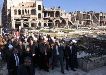 Visita del Cardinal Mario Zenari a la Gran Mezquita tras los bombardeos de 2013. |