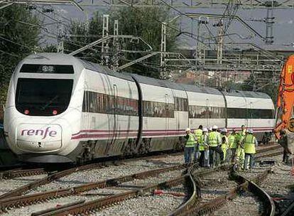 Un tren pasa por la zona de obras.