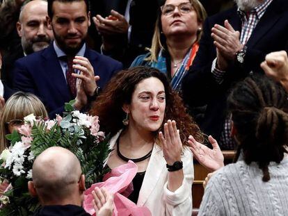 La diputada de En Comú Podem Aina Vidal, aplaudida por sus compañeros. En vídeo, momento del aplauso.