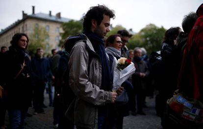Un ciudadano marcha en tributo a la catedral de Notre Dame.