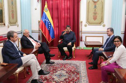 Nicol&aacute;s Maduro durante una reuni&oacute;n con los mediadores en Miraflores.