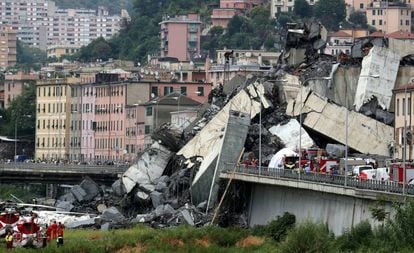 Vista del puente que se ha derrumbado en Génova (Italia) este martes.