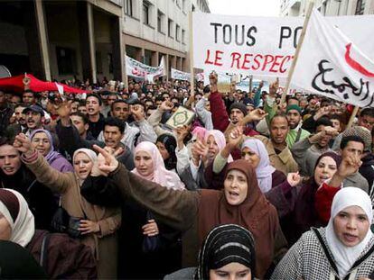 Manifestantes marroquíes protestan por las calles de Rabat contra la publicación de las viñetas satíricas sobre el profeta Mahoma.