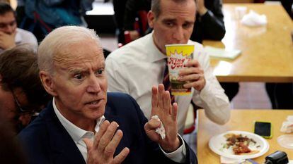 Joe Biden y Eric Garcetti en un acto conjunto en mayo en Los Ángeles.