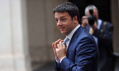 Renzi se ajusta la corbata antes de encontrarse con el presidente del Consejo Europeo, Herman Van Rompuy, la semana pasada.