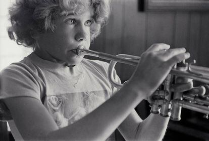 Un jovencísimo Flea tocando la trompeta alrededor del año 1970. Su padrastro, que era músico de jazz, fue una influencia a la hora de dedicarse a la música.