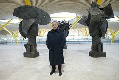 Manuel Valdés, ante las esculturas de tres damas, de las que es autor junto con Vargas Llosa.
