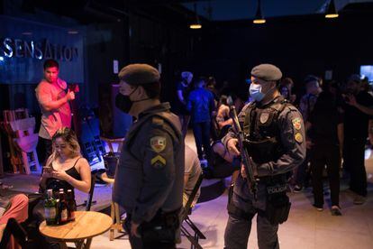 Unos policías clausuran un bar la semana pasada en Manaos en cumplimiento de las restricciones por el coronavirus. 