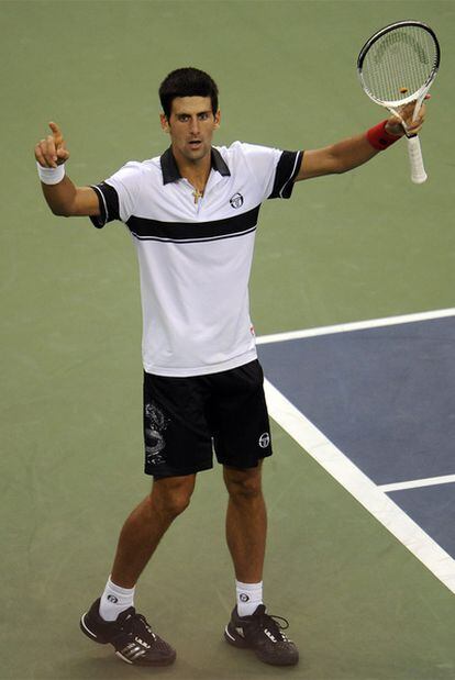 Novak Djokovic celebra su victoria ante Federer.