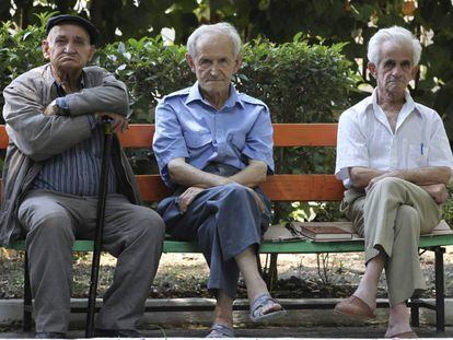 Tres pensionistas sentados en un banco