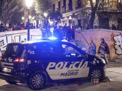 Un coche de la Policía Municipal, durante un dispositivo contra el botellón en Malasaña.