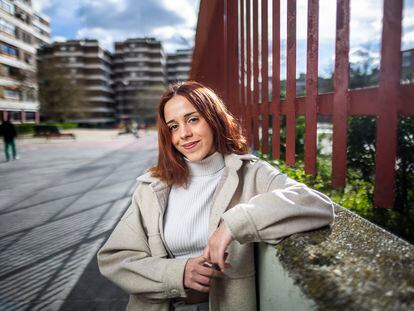 Nerea Sánchez, una joven de 16 años, en su barrio en Fuenlabrada, Madrid.