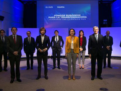 Foto de grupo de los participantes del foro organizado por El País y Deloitte, este lunes en Madrid.