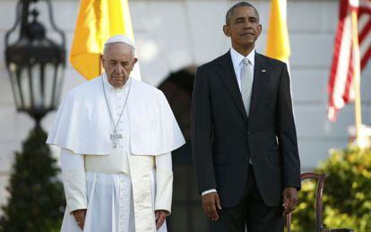 El president Obama i el papa Francesc escolten l'himne del Vaticà a la Casa Blanca.