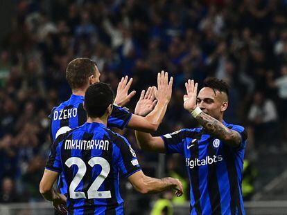 Dzeko, Lautaro Martínez y Mkhitaryan celebran uno de los tantos del Inter ante el Viktoria Plzen este miércoles.