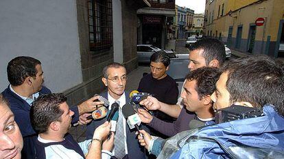 El juez Juan José Cobo responde a un grupo de periodistas.