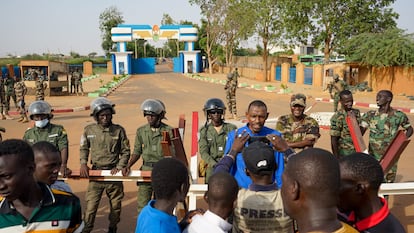 La policía protegía el viernes la entrada a la base militar que acoge a los soldados franceses en Niamey durante una protesta contra la presencia gala en Níger.