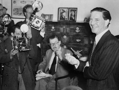 Philby, en una rueda de prensa en 1955 en la que convenció a propios y extraños de que no era un espía soviético. El engaño duró todavía ocho años más.