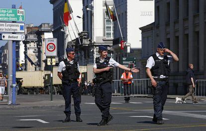 La policía belga cerca de la embajada francesa de Bruselas. Líderes mundiales, entre ellos el nuevo presidente francés Emmanuel Macron y el presidente de Estados Unidos, Donald Trump, están en Bélgica para asistir a una cumbre de la OTAN.
