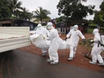 EBO04 MONROVIA (LIBERIA), 08/08/2014. Varias enfermeras liberianas trasladan a una v&iacute;ctima del &eacute;bola en Virginia, a las afueras de la capital Monrovia, en Liberia, hoy, viernes, 8 de agosto del 2014. La Organizaci&oacute;n Mundial de la Salud (OMS) inform&oacute; hoy de que el &eacute;bola ha causado 29 muertes en los &uacute;ltimos dos d&iacute;as en el oeste de Africa, lo que eleva a 961 los fallecidos durante el actual brote, el m&aacute;s grave desde que se descubri&oacute; la enfermedad hace casi cuarenta a&ntilde;os. En Guinea Conakry, donde apareci&oacute; este brote en marzo pasado, se registraron cuatro muertes en las &uacute;ltimas 48 horas, una en Nigeria, doce en Liberia e igual n&uacute;mero en Sierra Leona. La OMS declar&oacute; hoy el brote de &eacute;bola en estos pa&iacute;ses como una &quot;emergencia p&uacute;blica sanitaria de preocupaci&oacute;n internacional&quot; y solicit&oacute; a todos los pa&iacute;ses con recursos y capacidad que ayuden a contenerlo. EFE/Ahmed Jallanzo