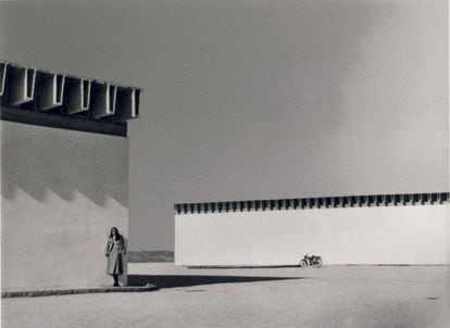 Bodegas Garvey, en Jerez de la Frontera (C&aacute;diz), 1969, de Miguel Fisac, de un fot&oacute;grafo an&oacute;nimo. 