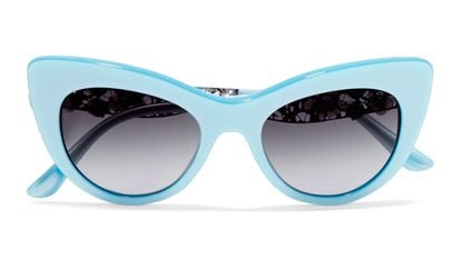 Gafas 'cat eye'

Especialmente favorecedoras a los rostros con forma de corazón, esta montura en azul de Dolce and Gabbana tiene el detalle en las patillas: rosas de marfil y pequeños brillantes (310 euros).