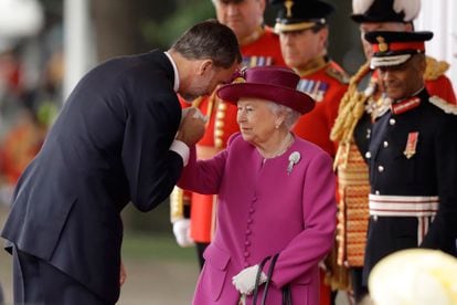 El rey Felipe VI saluda a la reina Isabel II en Londres durante su primera visita de Estado a Inglaterra, el 12 de julio de 2012. 