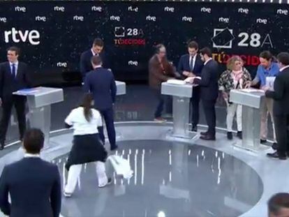 Los cuatro candidatos se preparan momentos antes de que comience el debate en TVE.