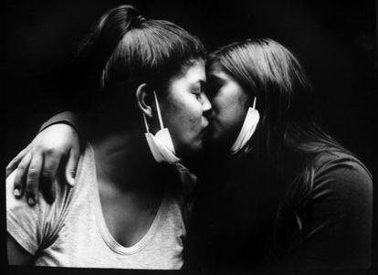 Ángela, de 22 años, a la izquierda, besa a su novia mientras posa para una foto el martes 20 de octubre de 2020. "Ahora estoy aquí en este mercado buscando trabajo, antes de la pandemia tuve un taller de lavado de autos. Hemos sido novias durante cuatro meses, y nuestras familias aún no lo aceptan, en Perú somos muy discriminadas por ser lesbianas ”, cuenta.