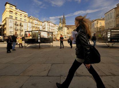 Una mujer camina por una plaza de Vitoria, una ciudad considerada referente en calidad de vida y desarrollo sostenible.